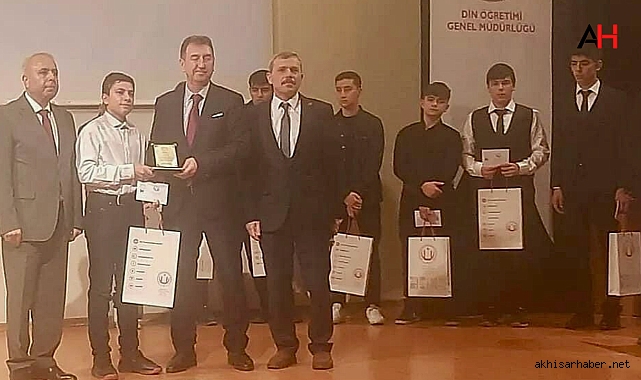 Akhisarlı Gençler Manisa'da Kuran-ı Kerim Okuma Yarışmasında Fark Yarattı