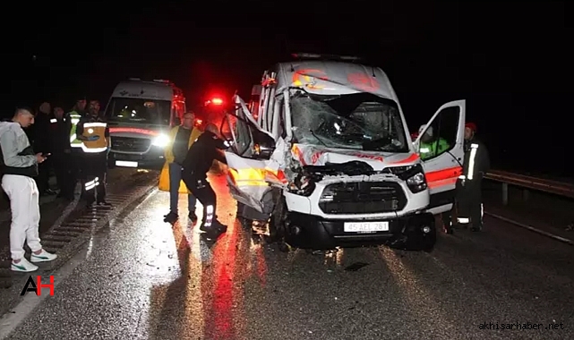 Ambulans Kazası: 4 Sağlık Personeli Yaralandı, 83 Yaşındaki Hasta Hayatını Kaybetti
