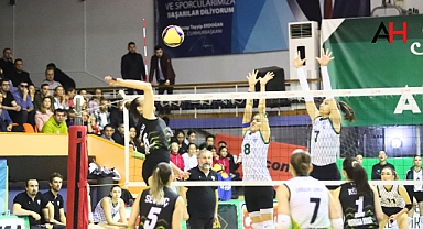 Çekişmeli voleybol maçının kazananı Manisa Büyükşehir oldu