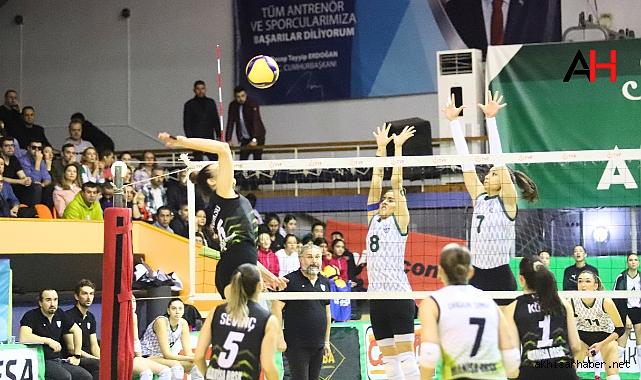 Çekişmeli voleybol maçının kazananı Manisa Büyükşehir oldu