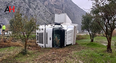 Manisa'da Tır Devrildi: Sürücü Yaralı Kurtuldu