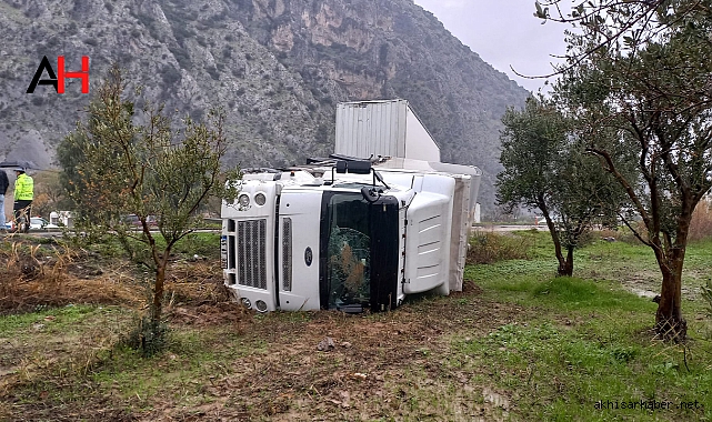 Manisa'da Tır Devrildi: Sürücü Yaralı Kurtuldu