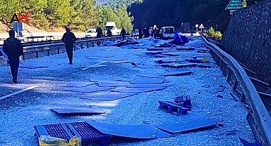 Sabuncubeli Tüneli Çıkışında Tır Devrildi: Cam Kavanoz Yükü Yola Saçıldı, Trafik Durdu