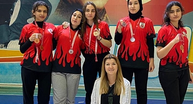 Adnan Menderes Kız Anadolu İmam Hatip Lisesi'nin Güreşçi Kızları Fırtına Gibi Esti