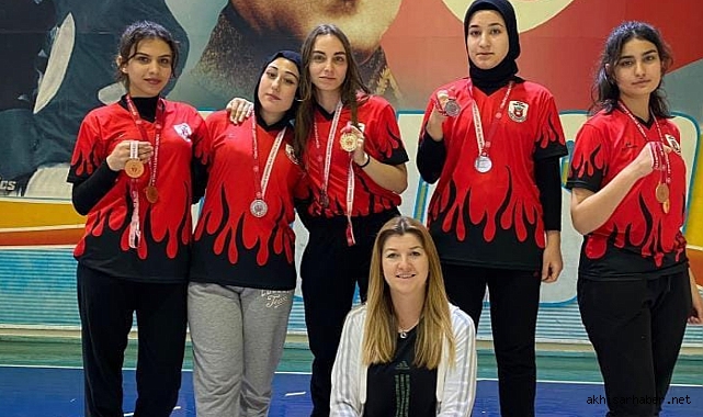 Adnan Menderes Kız Anadolu İmam Hatip Lisesi'nin Güreşçi Kızları Fırtına Gibi Esti