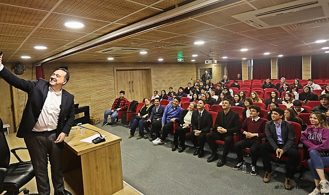 Akhisar Belediye Başkanı Besim Dutlulu gençlerin sorularını yanıtladı