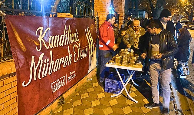 Akhisar Belediyesi Regaip Kandili'nde Camilerde Sıcak Helva Dağıttı