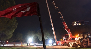 Akhisar'da Kavşağa Dev Türk Bayrağı Göndere Çekildi