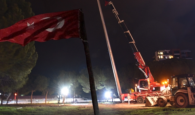 Akhisar'da Kavşağa Dev Türk Bayrağı Göndere Çekildi