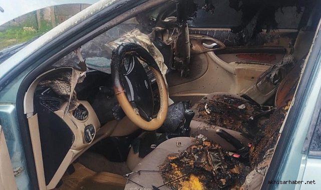 Akhisar’da park halindeki otomobil alev aldı