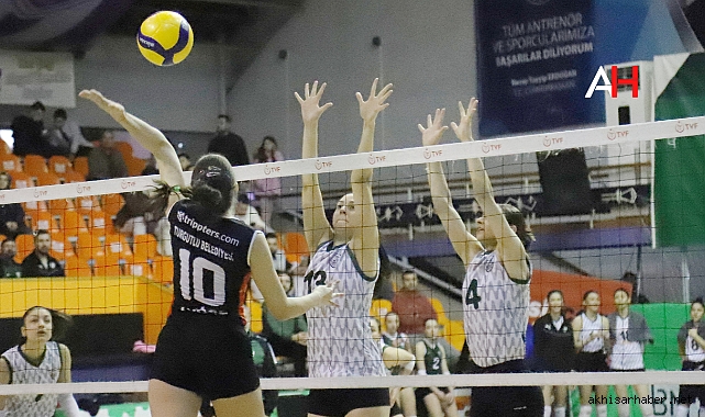 Akhisar'da Voleybolun Yıldızları Parlıyor: Akhisar Belediye, Turgutlu'yu Üç Sette Geçti