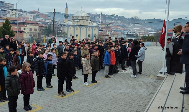 Akhisar'daki Okullarda Şehitlerimiz İçin Saygı Duruşu ve Anma Töreni