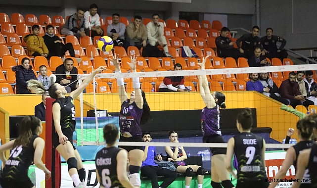 Akhisargücü Kadın Voleybol takımı evinde Manisa Büyükşehir'e mağlup oldu