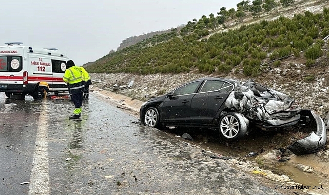 Balıkesir-Akhisar arası otobanda feci kaza 1 ölü 4 yaralı