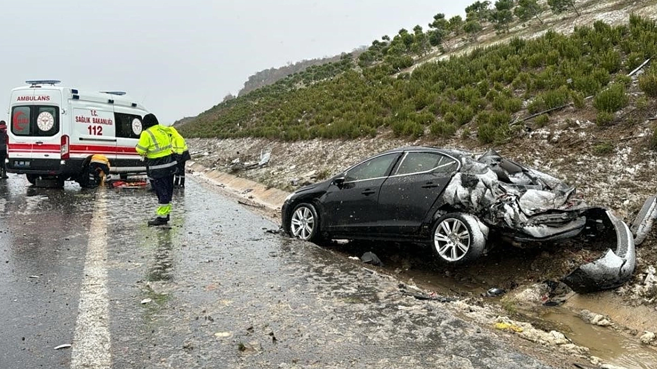 Balıkesir-Akhisar arası otobanda feci kaza 1 ölü 4 yaralı