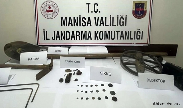 Definecilere darbe: Lidya ve Roma Dönemine Ait Eserler Ele Geçirildi