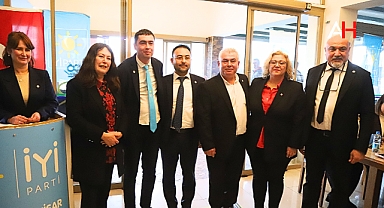 İYİ Parti Akhisar'da Belediye Başkan Adayını Tanıttı: Hüseyin Ali Doğan Sahneye Çıktı