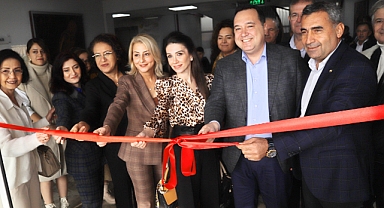 Renklerin Dansı Akhisar'da Sahne Alıyor: Artisan Mericolors Sanat Atölyesi Sergisi Açıldı