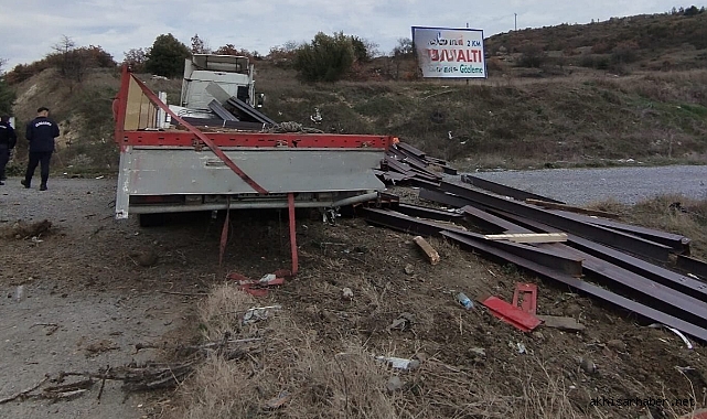 Akhisar-Balıkesir Yolunda TIR Kazası: Maddi Hasar Var