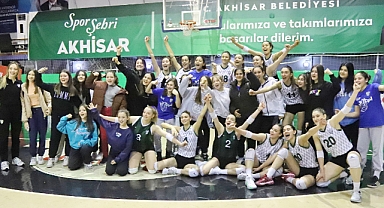 Akhisar Belediyespor Kadın Voleybol Takımı ilk maçında galip geldi