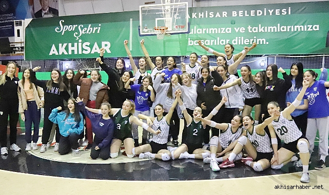 Akhisar Belediyespor Kadın Voleybol Takımı ilk maçında galip geldi