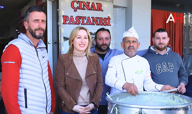 Akhisar Çınarlıkapı'da Berat Kandili Hayrı: Çınar Pastanesi'nden Gönüllere Dokunan İkram