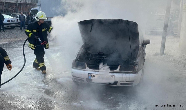 Akhisar'da Park Halindeki Otomobil Yandı