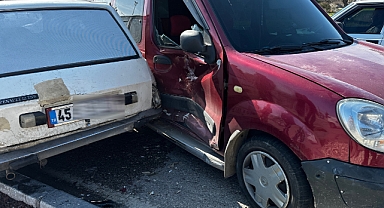 Akhisar'da Trafik Kazası: Kamyonet Işıklarda Bekleyen Otomobile Çarptı