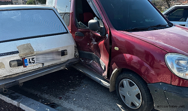 Akhisar'da Trafik Kazası: Kamyonet Işıklarda Bekleyen Otomobile Çarptı