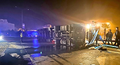 Akhisar'da virajı alamayan beyaz eşya yüklü tır devrildi