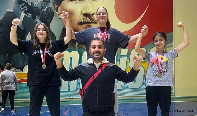 Akhisar'dan Yıldız Kızlar Bilek Güreşi Müsabakalarında Büyük Başarı