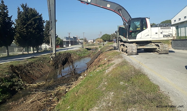 Akhisar Hürriyet Mahallesi'nde MASKİ'den 2 Kilometrelik Dere Temizliği