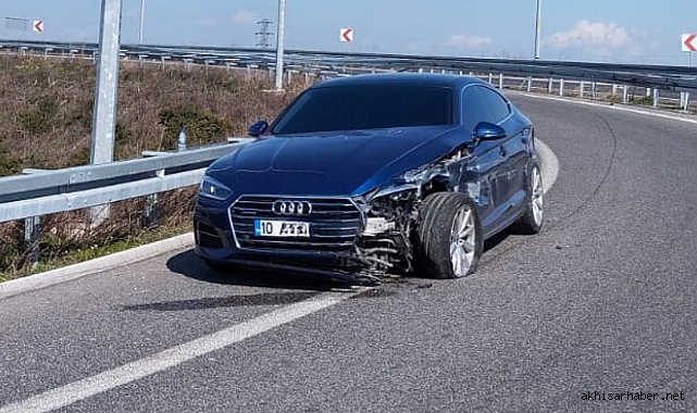 Akhisar Otobanında Kontrolden Çıkan Araç Bariyerlere Çarptı
