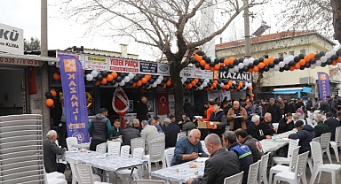Akhisarlı İşletmeci Altın Yılında Büyük Pilav Hayrı Yaptı
