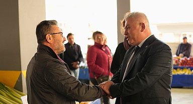 İYİ Parti Adayı Hüseyin Ali Doğan, Cumartesi pazarı esnafını ziyaret etti