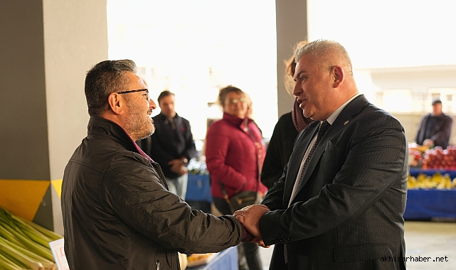 İYİ Parti Adayı Hüseyin Ali Doğan, Cumartesi pazarı esnafını ziyaret etti