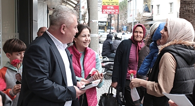 İYİ Parti Adayı Hüseyin Ali Doğan'dan Akhisar'da Sevgililer Günü Sürprizi