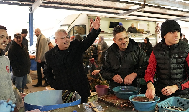 İYİ Parti'nin Akhisar Belediye Başkan Adayı Hüseyin Ali Doğan, Çarşamba pazarını ziyaret etti