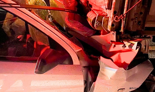 Kırkağaç ilçesinde tıra arkadan çarpan otomobilin sürücüsü ağır yaralandı