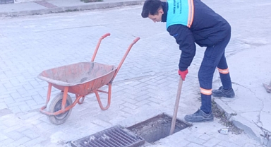 Kırkağaç’ta İki Mahallenin Yağmursuyu Izgaraları Temizlendi