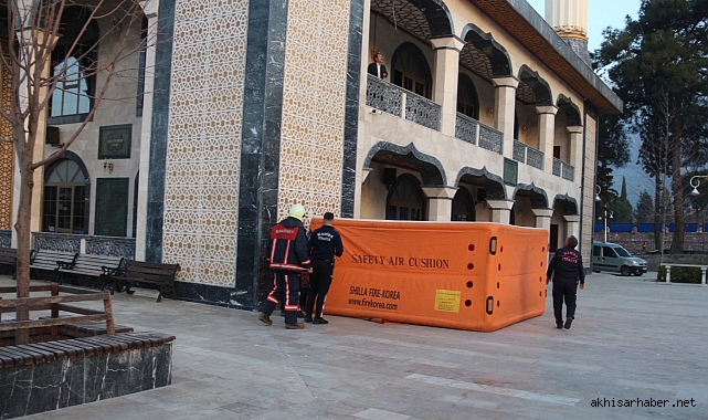 Manisa'da Genç, Minaredeki Tehlikeli Girişiminden Polis Tarafından Kurtarıldı