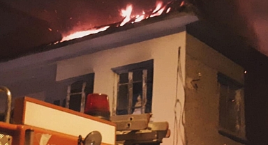 Manisa'da Metruk Ev Yangını Söndürüldü