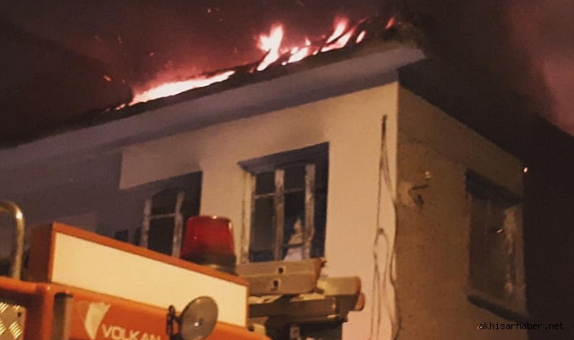 Manisa'da  Metruk Ev Yangını Söndürüldü