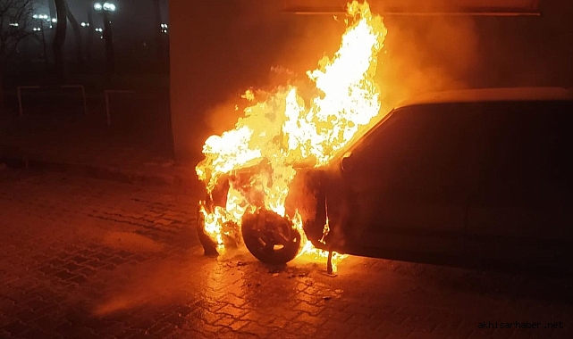 Manisa'nın Kula İlçesinde Tehlikeli Anlar: Park Edilmiş Otomobil Alev Aldı