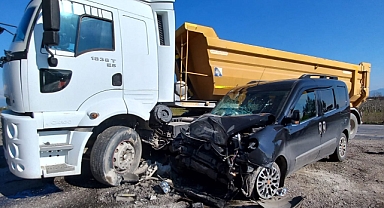 Manisa Şehzadeler'de otomobil TIR'a ok gibi saplandı