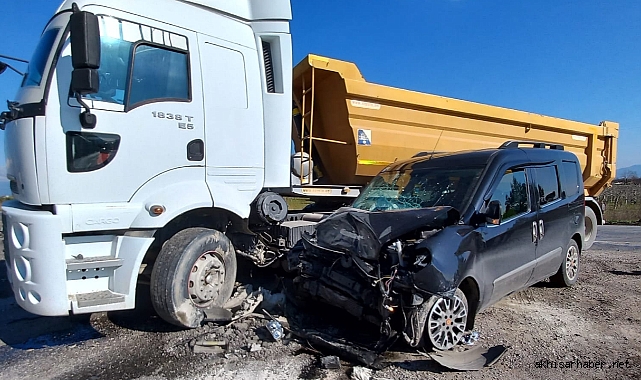 Manisa Şehzadeler'de otomobil TIR'a ok gibi saplandı