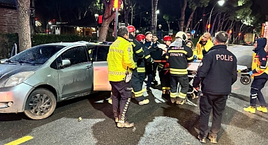 Manisa Yunusemre'de Zincirleme Trafik Kazası: 2 Yaralı, 3 Araç Hurdaya Döndü