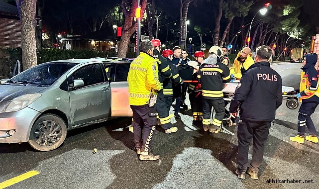 Manisa Yunusemre'de Zincirleme Trafik Kazası: 2 Yaralı, 3 Araç Hurdaya Döndü
