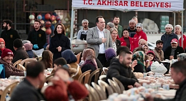 Akhisar Belediye Başkanı Besim Dutlulu Efendi Mahallesi'nde İftar Verdi