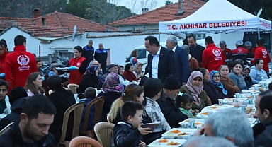 Akhisar Belediyesi'nden Atatürk Mahallesinde iftar sofrası kuruldu